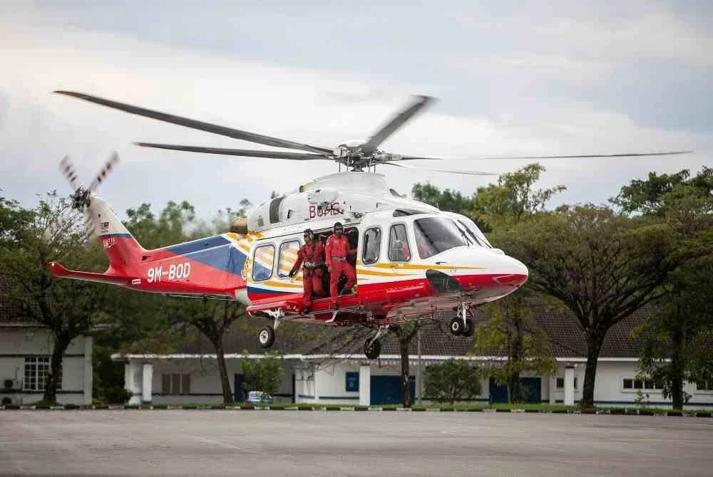  Unit Udara Jabatan Bomba dan Penyelamat Malaysia (JBPM) melaksanakan percubaan kedua bagi menghantar anggota penyelamat dalam usaha mengesan dan menyelamatkan pendaki wanita, Jaslinda Saludin, 49, yang dilaporkan hilang ketika menyertai pendakian di Gunung Batu Putih pada Ahad lepas. Foto Bernama. 