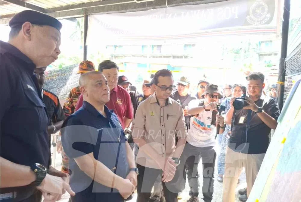 Saarani (dua dari kiri) ketika meninjau operasi SAR Jaslinda di Pusat Kawalan Tempat Kejadian di Surau At-Taqwa, Stesen Janakuasa Sultan Idris II Woh, Tapah pada Jumaat.
