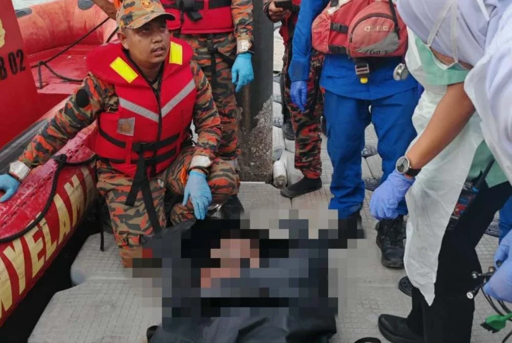 Mayat ditemui sekitar 100 meter dari lokasi mangsa dilaporkan hilang. Foto Bomba