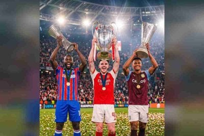 Mampukah Declan Rice (tengah) membantu Arsenal menjulang trofi UCL sekali gus melengkapkan kejayaan hatrik kelab EPL di pentas Eropah musim ini. Foto: AI