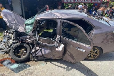 Keadaan kereta dinaiki Muhammad Azmil Hakimi yang terlibat kemalangan dengan pemandu positif dadah dalam kejadian di Jalan Bukit Payong, Besut pada Khamis.