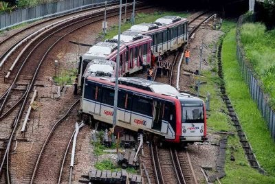  Sebuah tren Laluan Ampang/Sri Petaling tergelincir ketika melalui kawasan suis landasan di Stesen Chan Sow Lin, pagi tadi sehingga menjejaskan jadual perkhidmatan laluan berkenaan. Foto Bernama