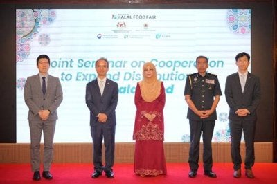 (Dari kiri) Pengarah Korea IP Center Bangkok, Chung Sang Yoon,; Duta Republik Korea ke Malaysia, Yeo Seung Bae, Timbalan Ketua Setiausaha (Pembangunan Perdagangan Dalam Negeri), Kementerian Perdagangan Dalam Negeri dan Kos Sara Hidup (KPDN); Datuk Roziah Abudin, Ketua Pengarah Penguat Kuasa KPDN, Datuk Azman Adam; serta Pengarah aT Center Kuala Lumpur Chang Chung Ho antara pegawai yang menghadiri Seminar B2B tersebut.