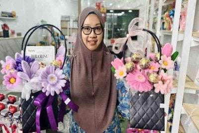 Zurina menunjukkan gubahan menggunakan bunga kawat bulu yang kini menjadi trend.