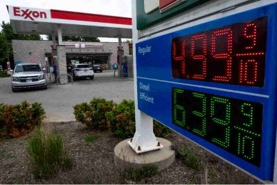 Harga petrol dan diesel dipaparkan di sebuah stesen minyak pada 21 Mei 2026 di Rolling Meadows, Illinois. Foto AFP