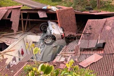 Sebuah kereta yang hilang kawalan terjunam ke sebuah rumah di kaki bukit dekat Jalan Kampung Tanjung Bachang, Seri Menanti. Foto Ihsan polis