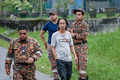 Haszman Othman hadir di Pusat Kawalan Tempat Kejadian (PKTK) untuk mengikuti perkembangan insiden kehilangan isterinya, Jaslinda di Surau At Taqwa, Kuarters TNB Batu 7, Kuala Woh pada Isnin. Foto Bernama