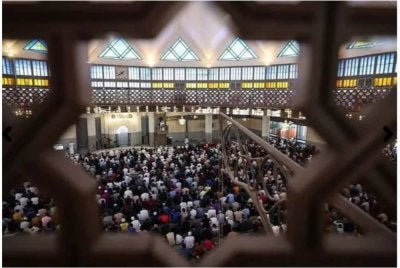 Bersempena sambutan Hari Keputeraan Yang di-Pertuan Agong, khutbah Jumaat hari ini mengingatkan umat Islam agar memelihara adab terhadap Raja dan pemimpin serta tidak menyalahgunakan kebebasan bersuara di media sosial bagi tujuan negatif. Gambar fail 