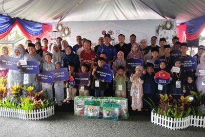 Anak-anak yatim yang menerima sumbangan kurniaan daripada Pemangku Sultan Johor bergambar bersama di MPKu pada Jumaat.