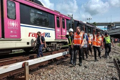 Menteri Pengangkutan Anthony Loke meninjau lokasi insiden tren Transit Aliran Ringan (LRT) yang tergelincir berhampiran Stesen Chan Sow Lin hari ini. Bernama
