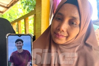 Liza menunjukkan gambar kenangan anak sulungnya, Muhammad Luqman. Foto Adila Sharini Wahid