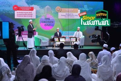 USTAZ FAZRUL (kiri) menjadi pentadabbur bersama Dr Mohd Shafiq (tengah). Foto ASRIL ASWANDI SHUKOR