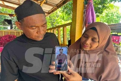 Zurul Azli berkata, dia bergegas ke lokasi kejadian sejurus menerima panggilan memaklumkan anaknya, Muhammad Luqman Zurul Azli, 19, terlibat dalam kemalangan.