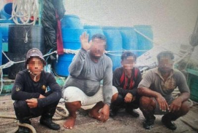 Semakan mendapati tekong dan seorang kru memiliki dokumen pengenalan diri yang sah, manakala dua lagi kru gagal mengemukakan sebarang dokumen pengenalan diri.