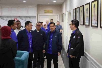 Onn Hafiz (dua dari kanan) selepas Mesyuarat BN Johor di Ibu Pejabat UMNO negeri, pada Jumaat.