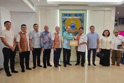 Ewon (empat dari kanan) ketika mengetuai delegasi UPKO bertemu dengan Hajiji untuk menyertai GRS di Kota Kinabalu.