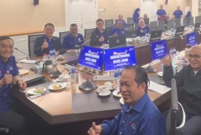 Onn Hafiz (kiri) ketika Mesyuarat BN Johor di Ibu Pejabat UMNO Johor pada Jumaat.