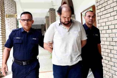 Tertuduh dihadapkan ke Mahkamah Majistret di sini hari ini atas empat pertuduhan memperdagang tiga kanak-kanak perempuan berumur 15, 16 dan 17 tahun serta seorang wanita warga asing berumur 30 tahun bagi tujuan eksploitasi seksual. Foto Bernama.