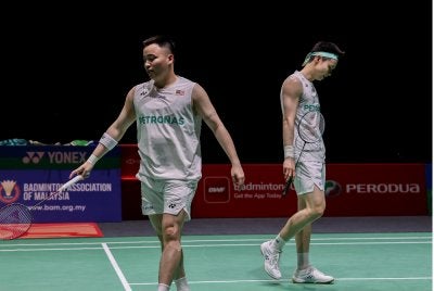 Aaron (kiri) - Wooi Yik gagal pertahan kejuaraan Terbuka Singapura apabila tunduk straight set di suku akhir kepada Wei Keng-Wang Chang di Stadium Tertutup Singapura pada Jumaat.