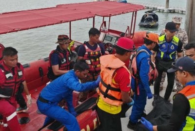 Mayat mangsa ditemui sekitar jam 6 petang Jumaat. Foto bomba