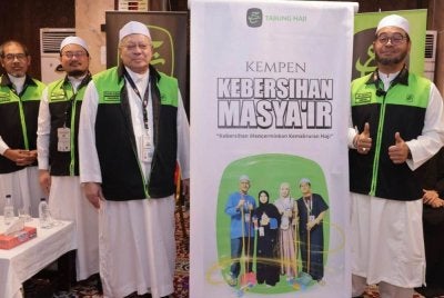 Zulkifli ketika meninjau kempen kebersihan Masyair