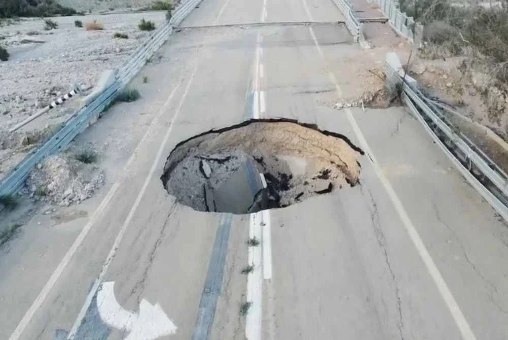 Lubang benam di jalan menuju Ein Gedi, sebuah pusat peranginan pantai yang kini ditutup di pesisir barat Laut Mati, Israel. Foto CNN