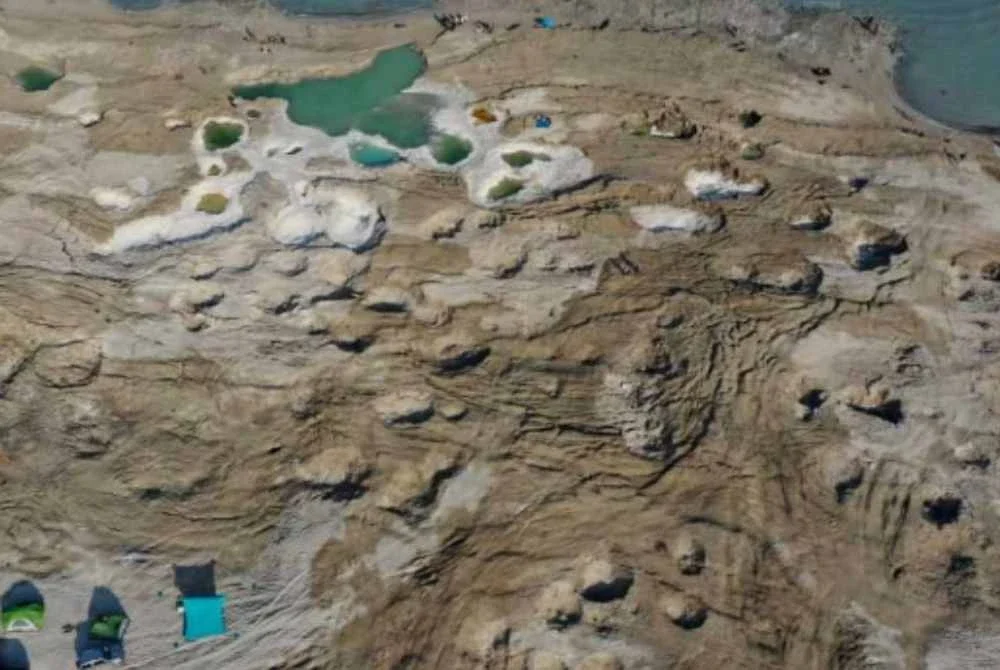 Lubang benam kelihatan di pesisir Laut Mati berhampiran Pantai Ein Gedi. Ketika Laut Mati semakin mengecil dan paras airnya menurun, ribuan lubang benam muncul dan 'menelan' kawasan daratan yang dahulu merupakan garisan pantai. Foto Xinhua