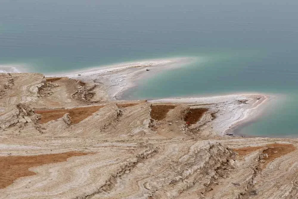 Pemandangan sebahagian Laut Mati yang dirakam dari Jordan menunjukkan paras airnya semakin menyusut. Foto AFP