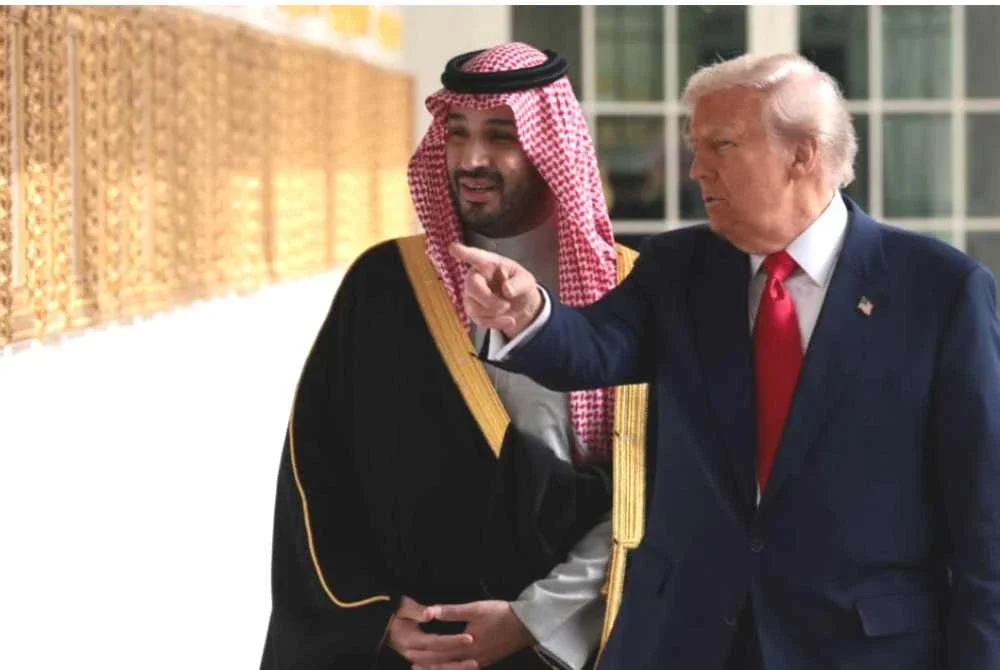 Presiden Amerika Syarikat, Donald Trump bersama Putera Mahkota merangkap Perdana Menteri Arab Saudi, Mohammed bin Salman melihat potret yang dipamerkan di 'Presidential Walk of Fame' di Rumah Putih, Washington DC pada 18 November 2025. Foto Reuters