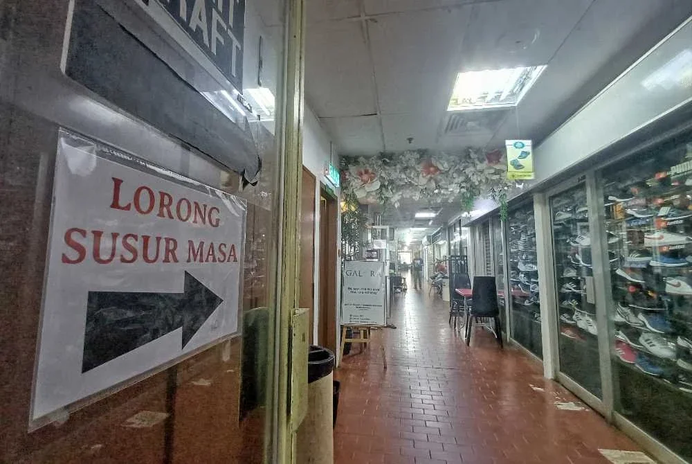 Laluan masuk ke Lorong Susur Masa menempatkan pelbagai kedai barangan lama dan klasik.