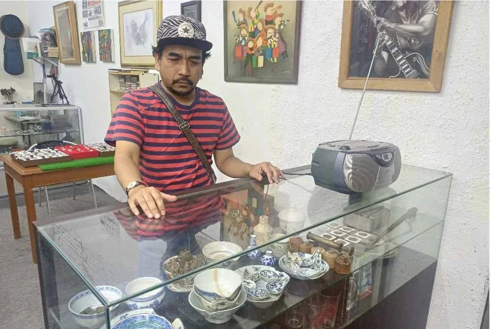 Mohd Sya Razad turut mengumpul pinggan mangkuk dan duit syiling lama.
