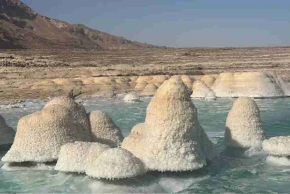 Arca garam terbentuk dalam pelbagai bentuk unik di permukaan Laut Mati susulan air yang kian menyusut. Foto CNN