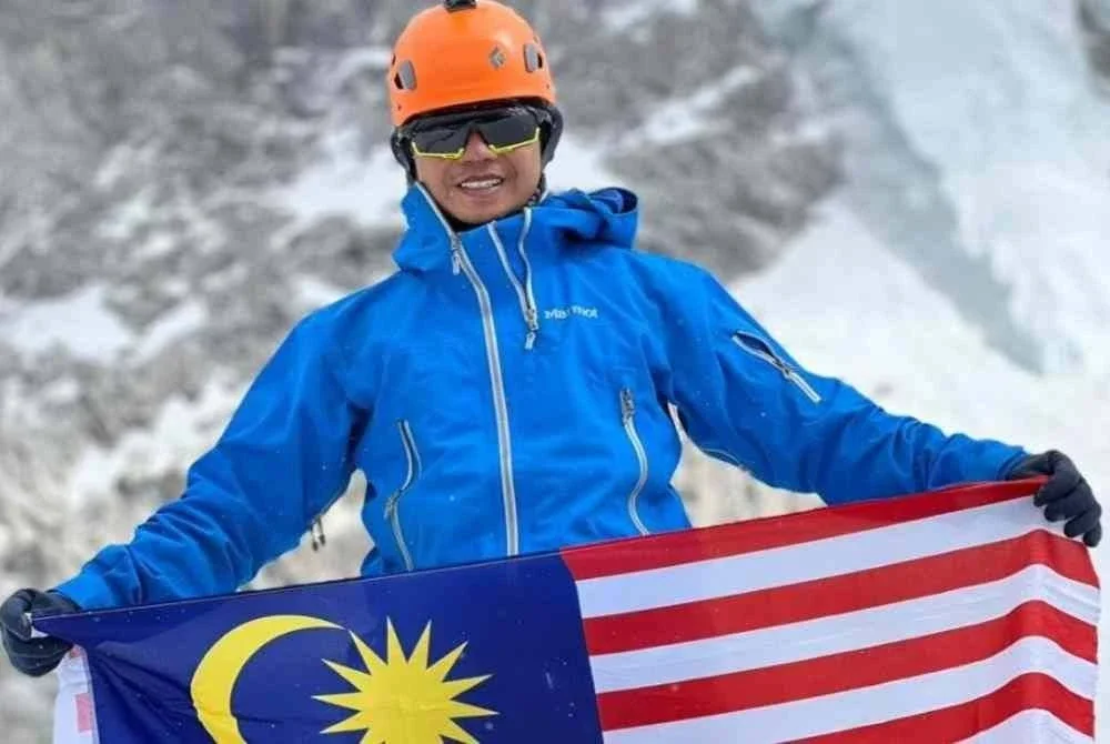 Muhammad Hawari yang berasal dari Pulau Pinang dan ketika itu bertugas di Muzium Pulau Pinang, berjaya menawan Gunung Everest pada 19 Mei 2023.