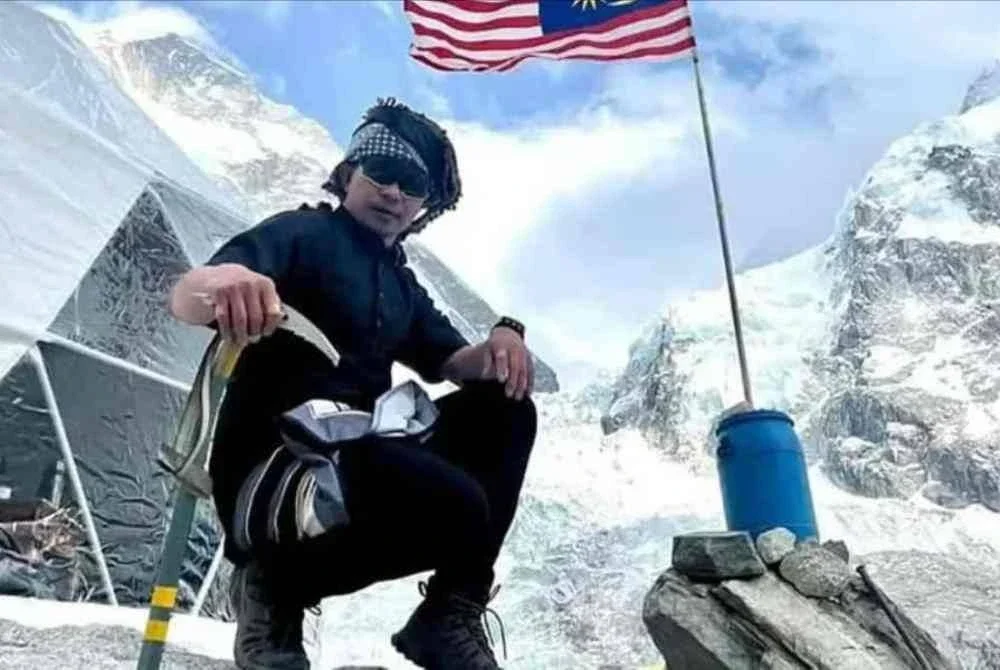 Hawari dilaporkan hilang sehari kemudian ketika berada di kawasan berhampiran puncak gunung berkenaan.