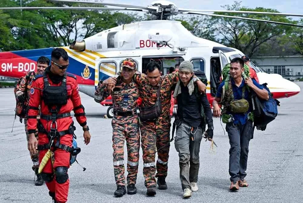 Pegawai Unit Dron JBPM Perak, Mohamad Safwan Abd Halim, mengalami kecederaan kaki dan lutut ketika terlibat dalam operasi mencari dan menyelamat pendaki wanita hilang, Jaslinda Saludin, 49, menggunakan dron di Pusat Kawalan Hadapan (PKH) Bomba di Batalion 3 PGA, Bidor, hari ini. Foto Bernama.