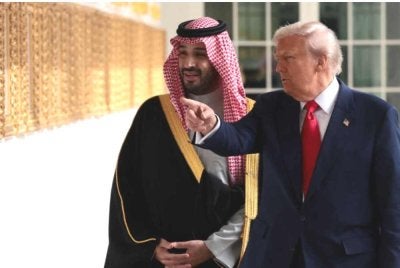 Presiden Amerika Syarikat, Donald Trump bersama Putera Mahkota merangkap Perdana Menteri Arab Saudi, Mohammed bin Salman melihat potret yang dipamerkan di 'Presidential Walk of Fame' di Rumah Putih, Washington DC pada 18 November 2025. Foto Reuters