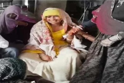 Sunita dilihat meratapi kematian suami dan ahli keluarga lain, malah menangis teresak-esak serta pengsan ketika upacara pengebumian. Foto India Today