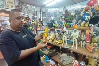 Mohd Asri menunjukkan koleksi yang dimilikinya.