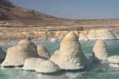 Arca garam terbentuk dalam pelbagai bentuk unik di permukaan Laut Mati susulan air yang kian menyusut. Foto CNN
