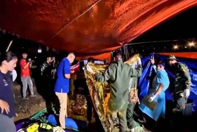Mangsa pertama berjaya dibawa keluar selepas usaha berterusan pasukan penyelamat yang berdepan laluan sempit serta paras air yang tinggi di dalam gua berkenaan. - Reuters 