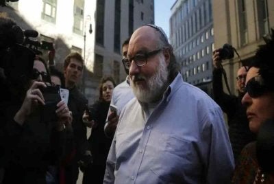 Jonathan Pollard, rakyat Amerika yang disabitkan kesalahan mengintip untuk Israel, meninggalkan bangunan mahkamah di New York selepas dibebaskan dari penjara pada awal pagi Jumaat setelah menjalani hukuman selama 30 tahun, pada 20 November 2015. - Foto Spencer Platt/Getty Images.