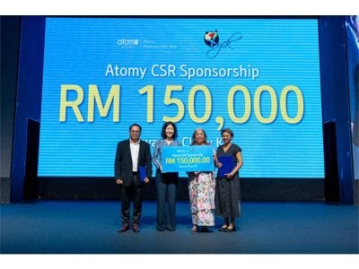Pengarah Atomy Malaysia, Anna Kim (dua dari kiri) dan Pengasas Yayasan Chow Kit, Datuk Dr. Hartini Zainuddin (dua dari kanan), memegang cek replika bernilai RM150,000 sebagai simbolik kerjasama dan sokongan CSR antara kedua-dua pihak, sambil disaksikan oleh Pengurus Atomy Malaysia, Haizam Yahya dan CEO Yayasan Chow Kit, Ananti Rajasingam.