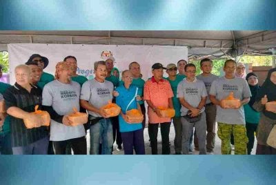 Mohd Shaiful (belakang, empat dari kiri) bersama sebahagian penerima sempena Program Ibadah Korban KAM JPA bersama komuniti Kampung Kota Bharu sempena Sambutan Hari Raya Aidiladha di Masjid Jamek Kampung Kota Bharu di sini pada Sabtu.