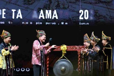 Anwar (dua dari kiri) memukul gong sebagai simbolik perasmian Pesta Kaamatan 2026 di Hongkod Koisaan, Penampang, hari ini. Turut hadir Ketua Menteri Sabah, Datuk Seri Hajiji Noor (kiri). Foto: Bernama 