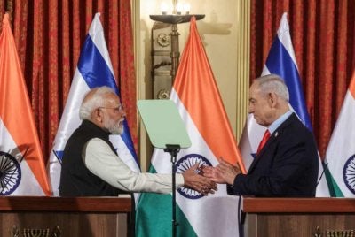 Netanyahu (kanan) berjabat tangan dengan rakan sejawatnya dari India, Narendra Modi di Baitulmaqdis pada 26 Februari 2026. - Foto: AFP/Getty Images.