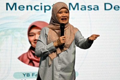 Menteri Pendidikan, Fadhlina Sidek berucap pada program Wawancara Bersama Menteri Pendidikan di Pesta Buku Antarabangsa Kuala Lumpur di Pusat Dagangan Dunia Kuala Lumpur (WTCKL) hari ini.