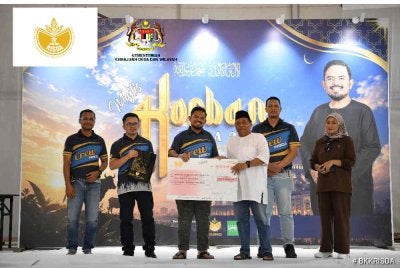 Manndzri (tiga dari kiri) menyampaikan sumbangan kepada wakil Masjid Al-Mustaqim Kg. Abu Bakar Baginda dalam Majlis Ibadah Korban RISDA di Aqua Garden, Bangi.
