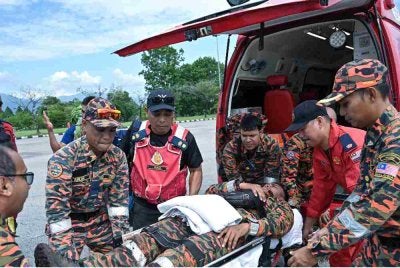 Pegawai Unit Dron JBPM Perak, Mohamad Safwan Abd Halim, mengalami kecederaan kaki dan lutut ketika terlibat dalam operasi mencari dan menyelamat pendaki wanita hilang, Jaslinda Saludin, 49, menggunakan dron di Pusat Kawalan Hadapan (PKH) Bomba di Batalion 3 PGA, Bidor, hari ini. Foto Bernama 