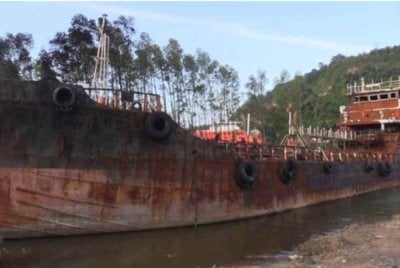 Sebuah kapal tangki dipercayai "kapal hantu” yang ditemukan hanyut berhampiran dengan pelantar minyak di perairan Terengganu meletup dan terbakar. 