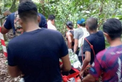 Pasukan Keluaran Operasi kemudian mendaki ke lokasi mangsa berada, iaitu kira-kira dua kilometer dari kaki gunung, dan membawanya turun menggunakan pengusung.